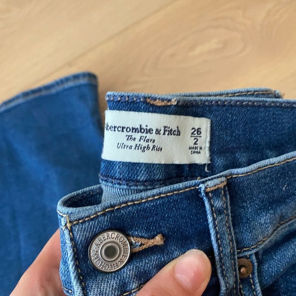 Abercrombie Ultra High Rise Flare medium wash, size 26 - Picture 6 of 6